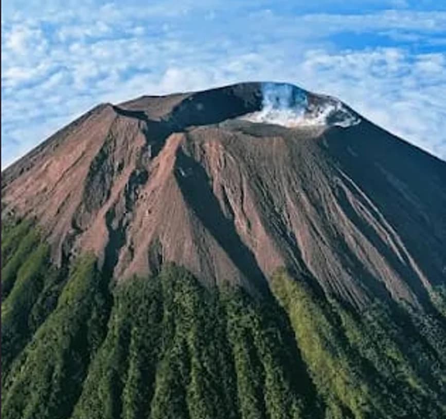Gunung Slamet merupakan gunung berapi tertinggi di Jawa Tengah