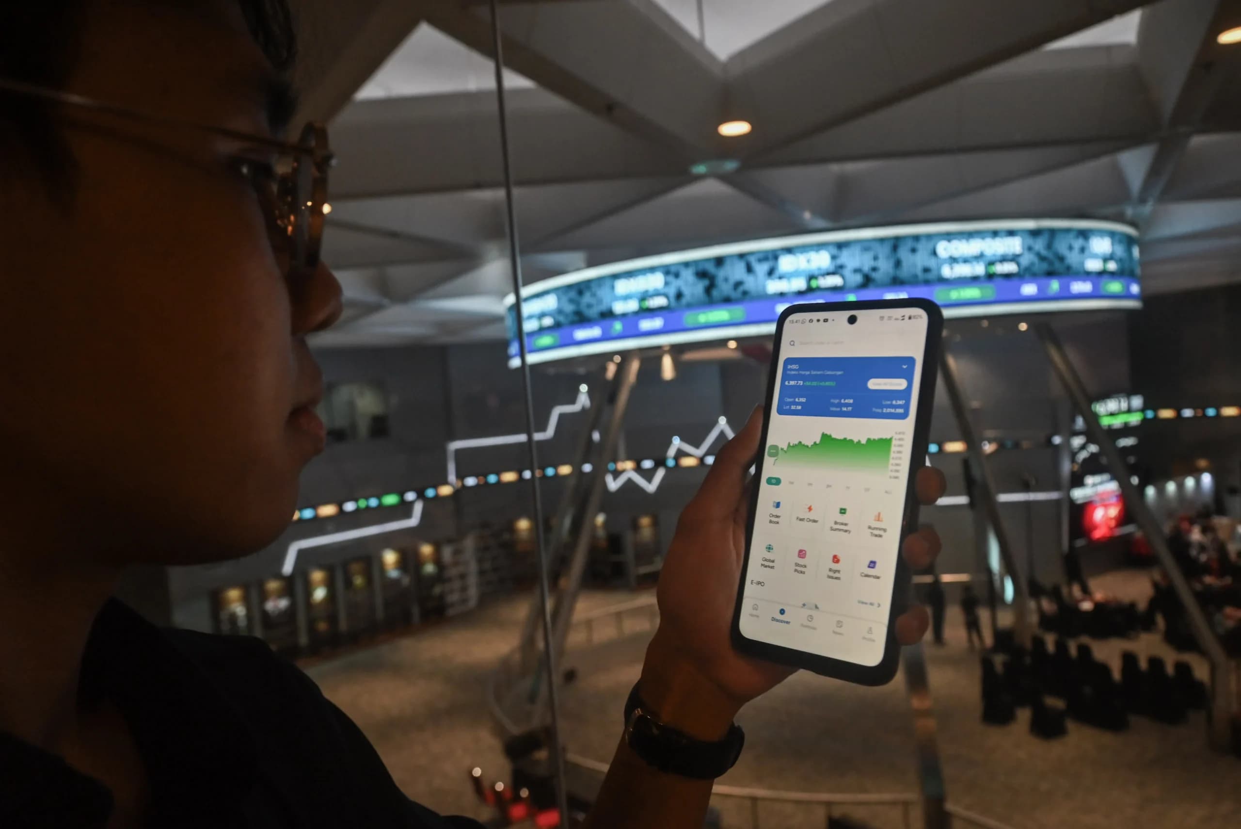 Pengunjung mengamati pergerakan Indeks Harga Saham Gabungan (IHSG) dari layar gawai di Bursa Efek Indonesia (BEI). (Sumber: Antara Foto/Fakhri Hermansyah/hma)