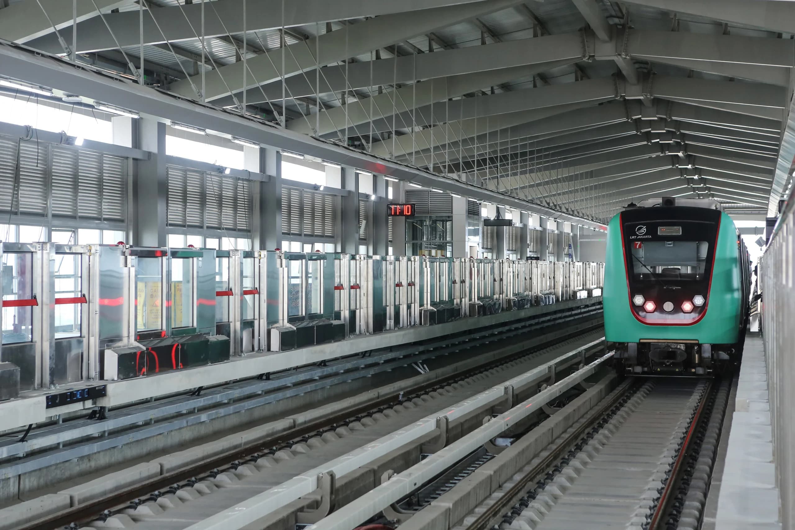 Rangkaian kereta LRT Jakarta Manggarai-Kelapa Gading berhenti di Stasiun LRT Jakarta Manggarai, Jakarta